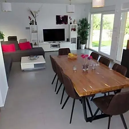 Stefanja Modern Retreat